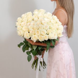 A stunning, full-bodied bunch of fresh Dolomiti white roses, tied neatly.