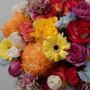 A full view of the luxury Sunset in Bali flower box, showcasing its vibrant and joyful colors.