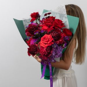 A full view of the luxury "Red Velvet" bouquet, highlighting the mix of red and dark purple tones and premium flowers.