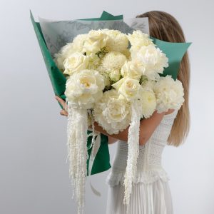 A full shot of the luxury "Art of White" bouquet, highlighting its clean, sophisticated look.