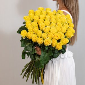 Желтый букет роз с зелеными оттенками