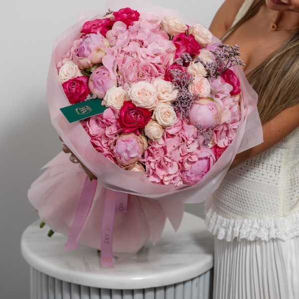 A full shot of the luxury "Pink Classic" bouquet, highlighting its elegant and soft pink tones.