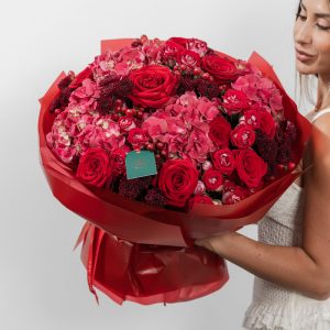 A full shot of the luxury "Red Classic" bouquet, highlighting the rich red and dark pink tones.