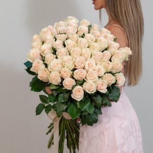 A stunning bunch of fresh, long-stemmed creamy peach Talea roses.